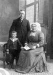 Rij van Pieter 1867-1942 + echtgenote en zoon Leendert.jpg